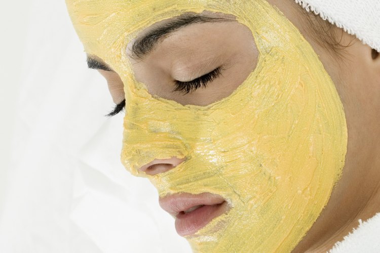 Deshazte de los tratamientos costosos y elabora una económica mascarilla facial casera de arcilla.