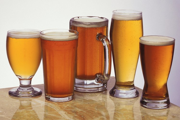 Las cervezas light usualmente tienen menos calorías.