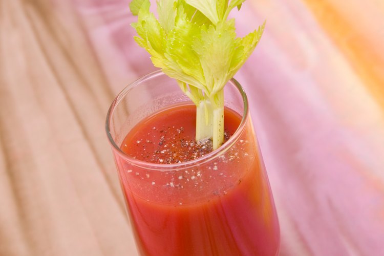 El jugo de tomate proporciona una buena cantidad de hierro.