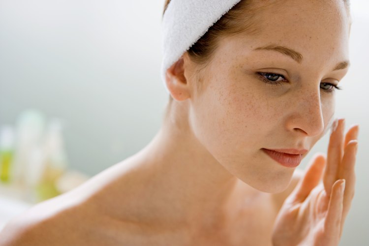 Usar un producto con alfa-hidroxiácidos ayuda a remover las células muertas de la piel para hacer que tu rostro sea más suave.