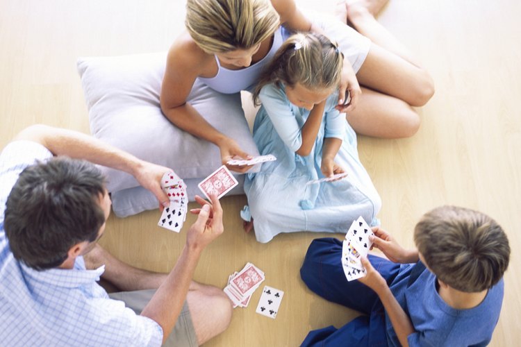 Planea juegos de cartas clásicos y aptos para niños para tu noche de juegos.