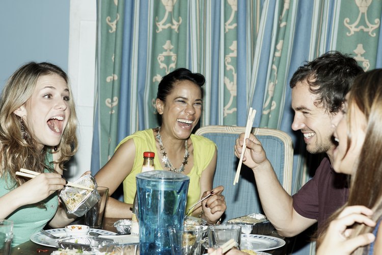Hablar mientras estás comiendo incrementa la cantidad de aire que tragas.