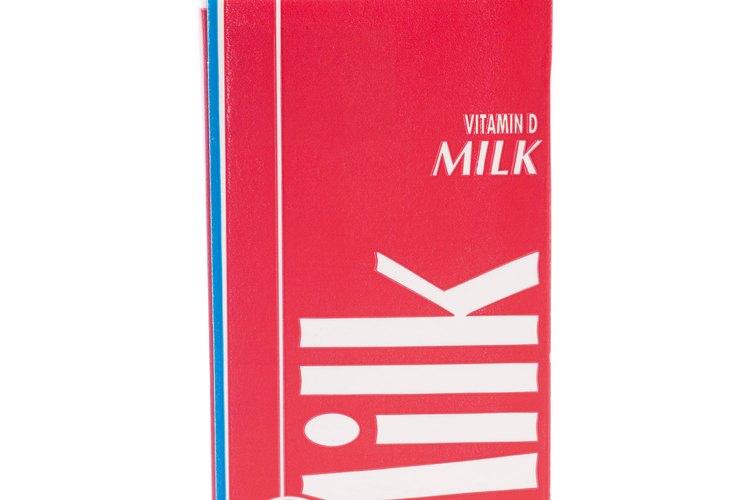 La leche entera tiene una mayor concentración de grasa que la leche descremada.