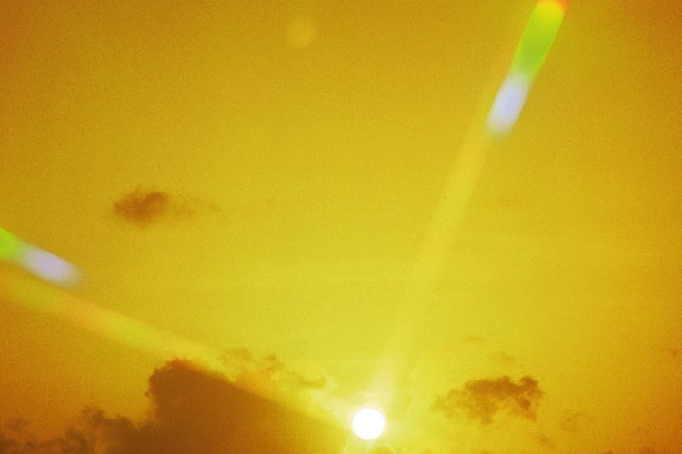 El calor del sol puede causar dolores de cabeza.