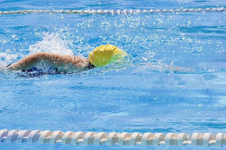 Los circuitos de natación son una forma eficiente de construir resistencia y quemar calorías.
