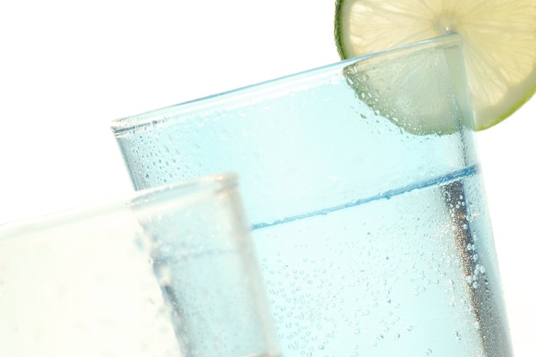 Toma agua en lugar de gaseosas para cortar el azúcar.