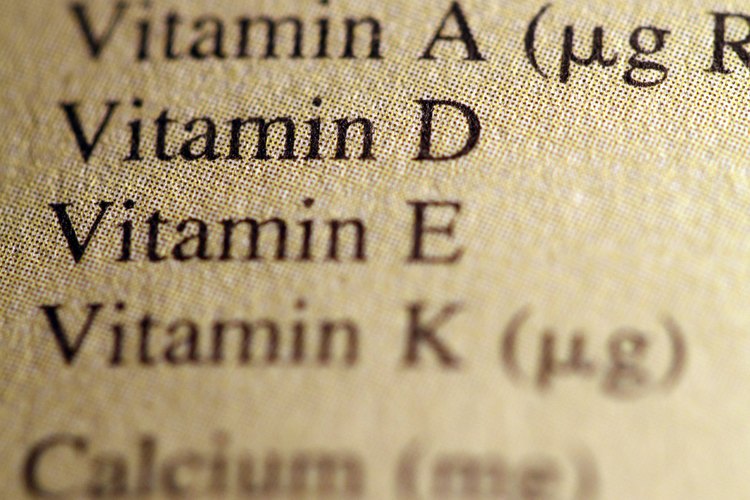 Lee la información nutricional en la etiqueta de los suplementos para asegurarte de que no estás consumiendo una cantidad demasiado elevada de una vitamina específica.