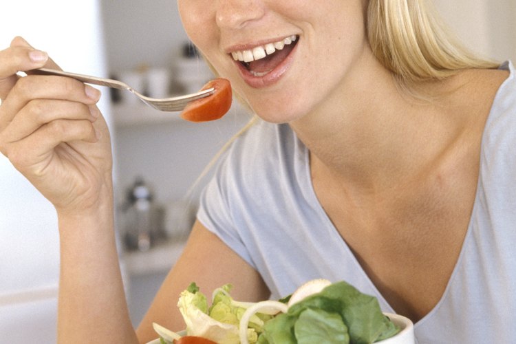 Enfócate en las verduras y deja las carnes. Las frutas están bien con moderación, pero tienen mucha azúcar, así que verifica su valor en calorías antes de comerlas.
