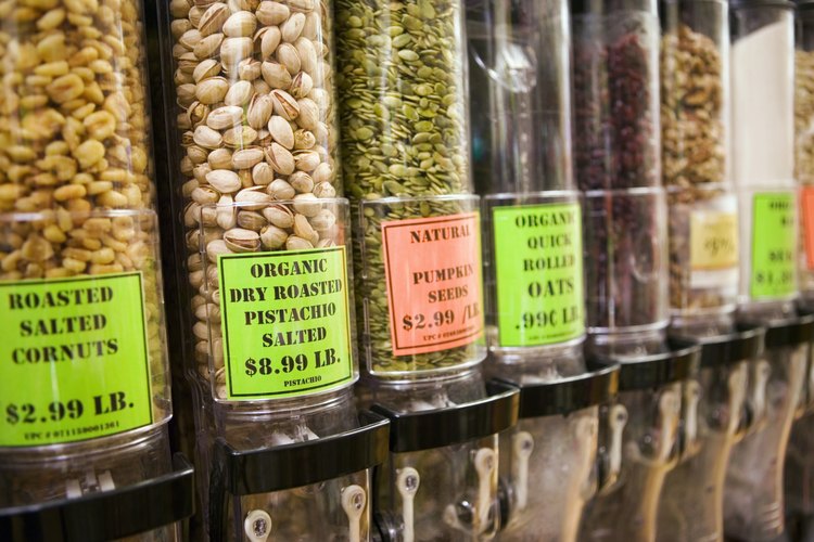 Compra nueces y semillas a granel para tener aperitivos nutritivos y altos en calorías.