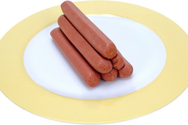 La elección de las salchichas afecta el contenido calórico del platillo.
