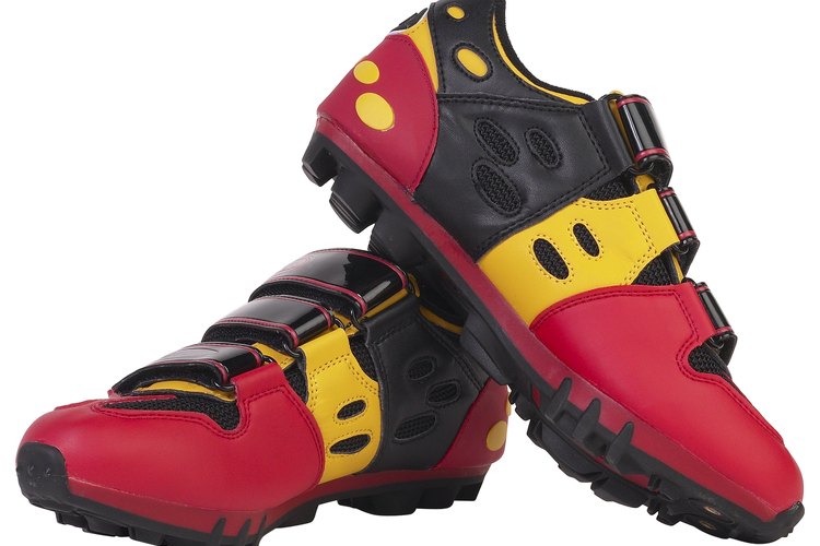 Las zapatillas de ciclismo son más rígidas y cuentan con salidas de aire.
