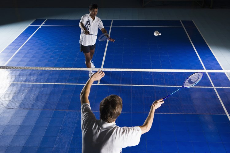 Globear la red de bádminton con el volante requiere práctica.