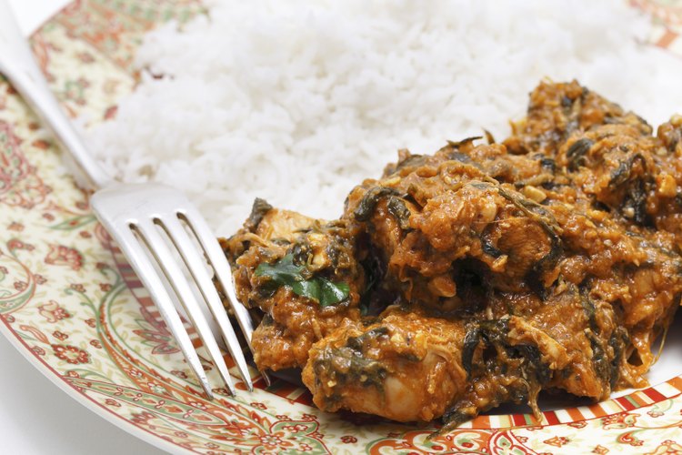 Un plato de curry de pollo preparado con fenogreco.