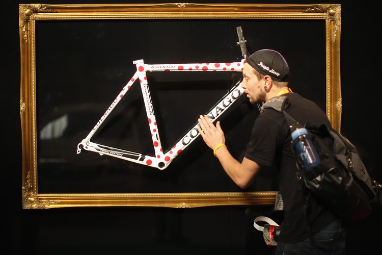 Los artesanos profesionales pueden crear un marco de bicicleta de fibra de carbono digno de un museo de arte.