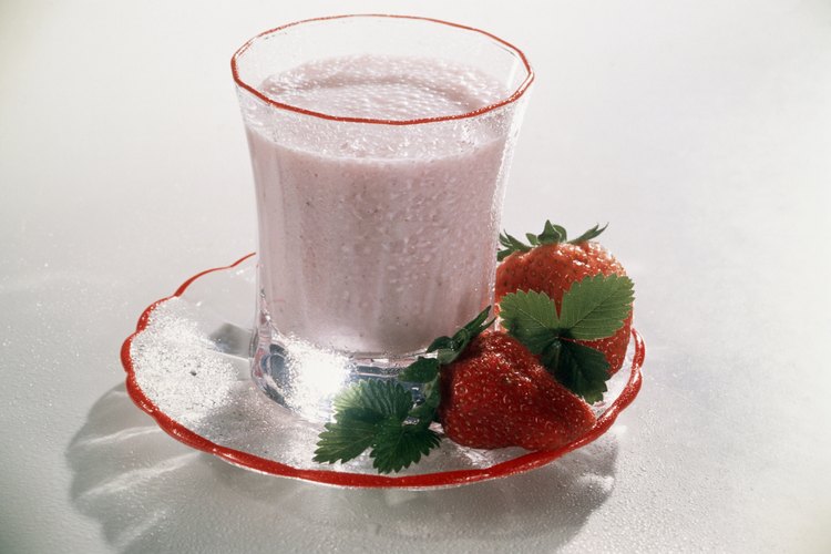 Agrega fruta para aumentar los nutrientes en un batido de leche.