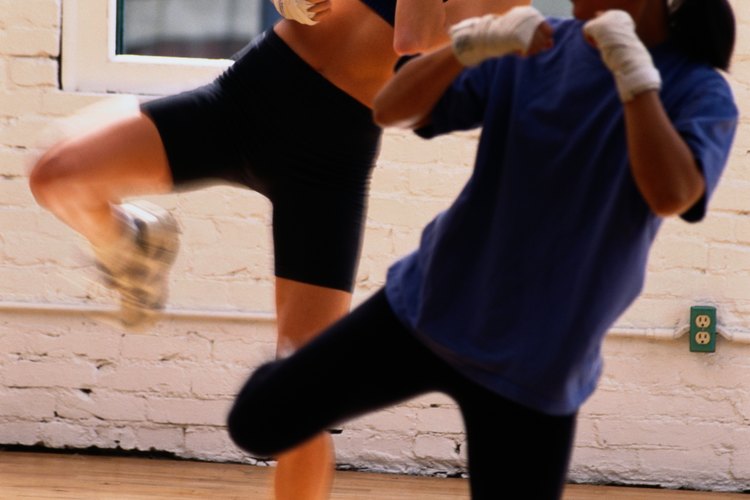 El kickboxing te mantiene en forma combinando ejercicios cardiovasculares y de fuerza.
