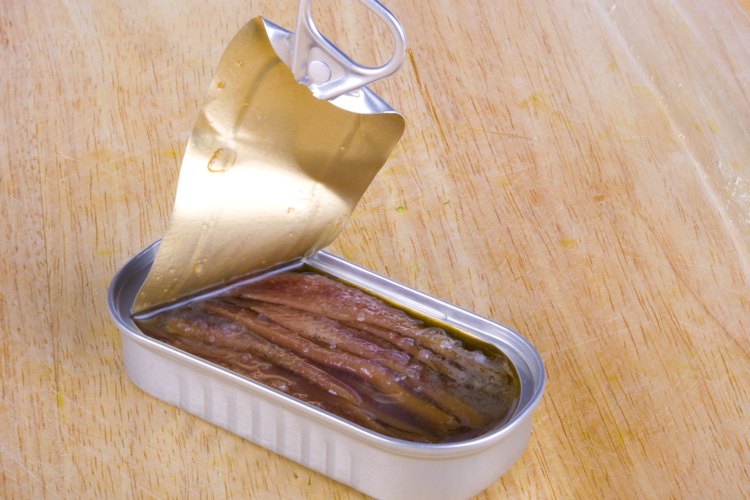 Abrir una lata de sardinas.