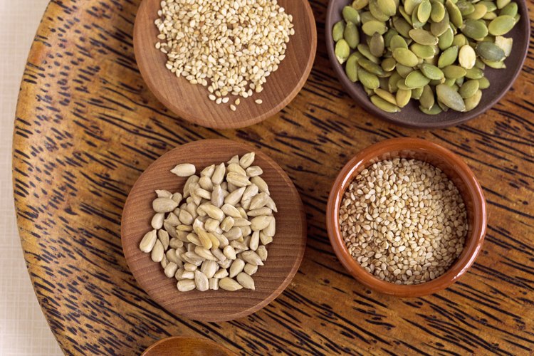 Las semillas y nueces agregan proteínas y sabor a tus ensaladas.