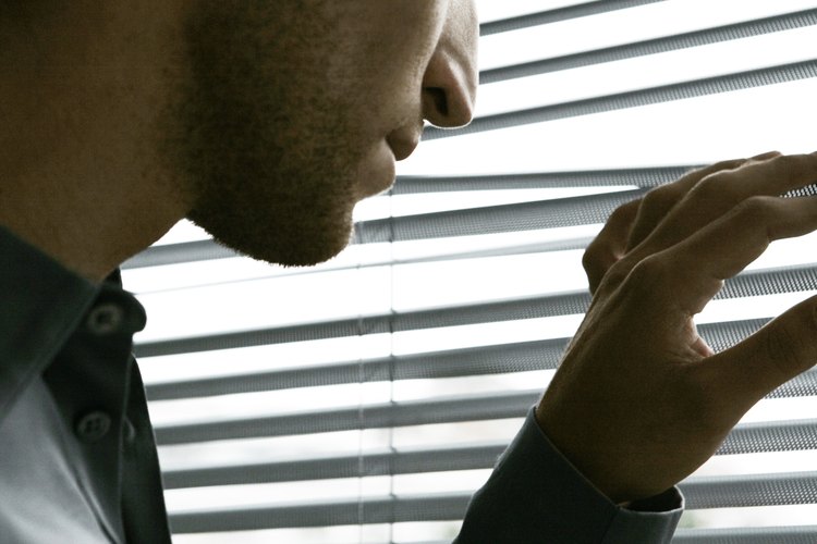 Una persona paranoica teme que los demás le hagan daño, sin causa aparente.
