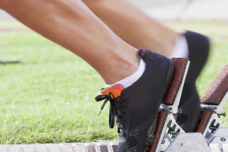 En lugar de enfocarte en trabajar tus pantorrillas, incorpora ejercicio cardiovascular como el correr, a tu rutina para quemar el exceso de grasa y desarrollar músculo libre de grasa.