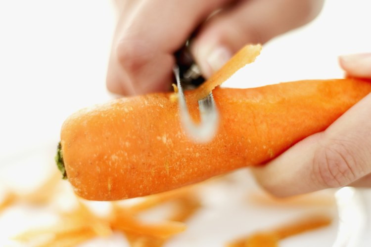 Las zanahorias son una buena fuente de vitamina A porque son ricas en un carotinoide llamado betacaroteno.