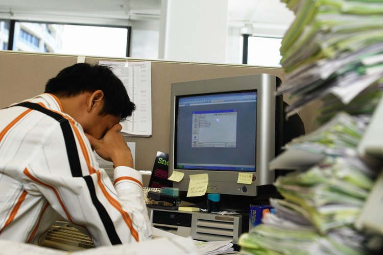 Las cargas de trabajo excesivas pueden provocar reacciones que conducen a un conflicto intrapersonal en los empleados.