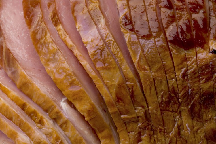 Si cocinas un jamón precocido en una olla de cocción lenta, coloca la parte plana hacia abajo.