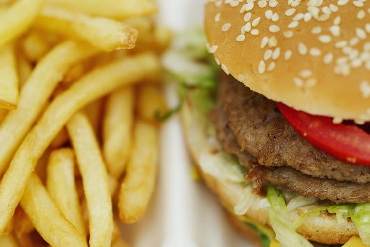 Los alimentos con alto contenido de sodio pueden causar hinchazón, aumento de peso y cosas peores.