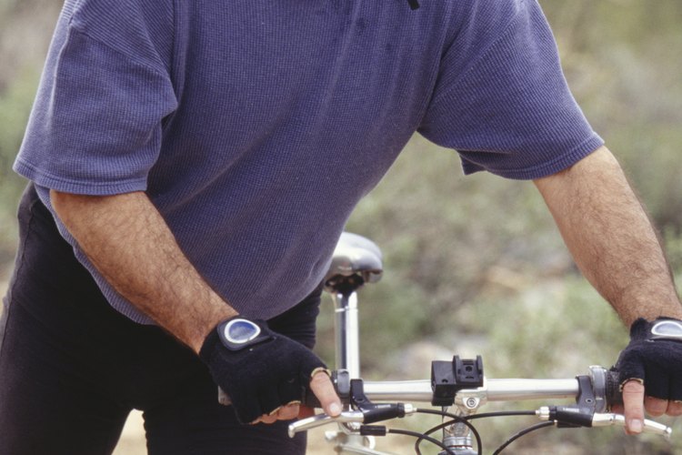 El uso de guantes de ciclismo puede mejorar el agarre mientras paseas.