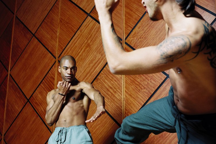 Las patadas altas en artes marciales requieren entrenamiento y práctica.