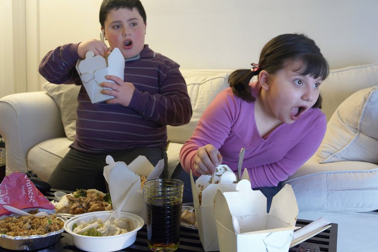 Las elecciones pobres de alimentos y demasiado tiempo frente al televisor puede llevar a la obesidad infantil.