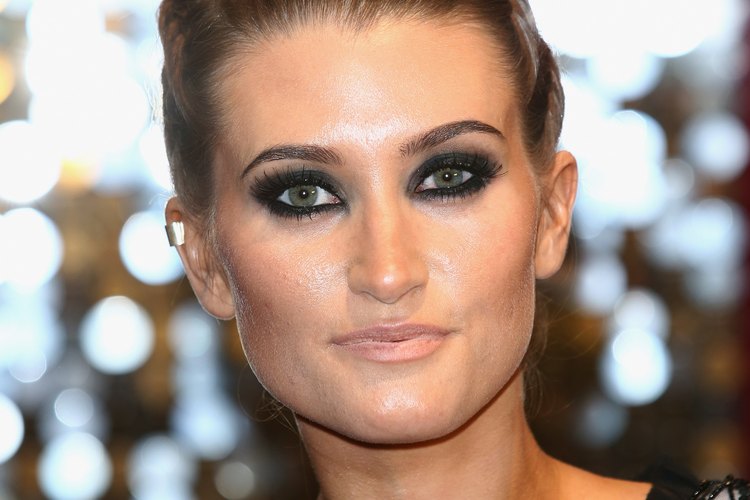 La actriz británica Charley Webb usa un rodete trenzado de ballet en los British Soap Awards en mayo de 2013.