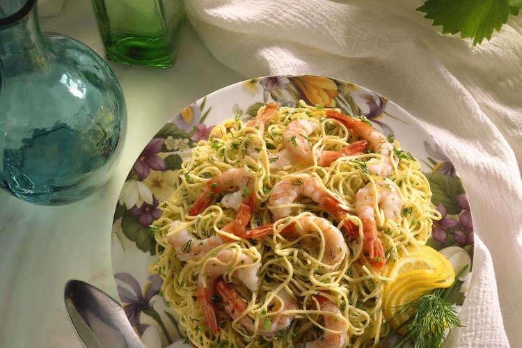 Los camarones scampi tradicionalmente se sirven sobre pasta o con pan.