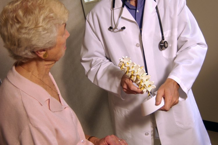 El médico recomendará el mejor tratamiento para la fractura por compresión vertebral.