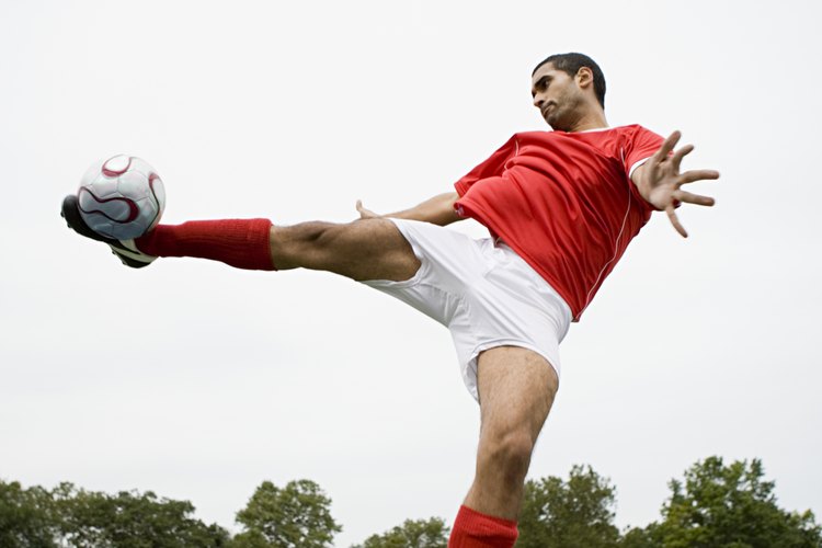 Los zapatos de futbol soccer con más ojales permiten un amarrado al gusto de cada quién.