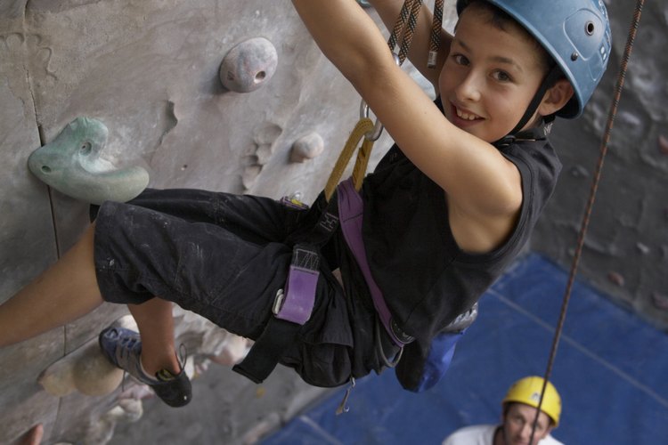 Los cascos se recomiendan para los niños que hacen escaladas en interiores.