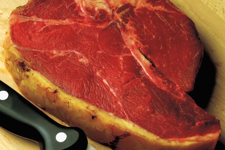 El bistec es una popular fuente de proteína, pero contiene grasas sólidas insalubres.