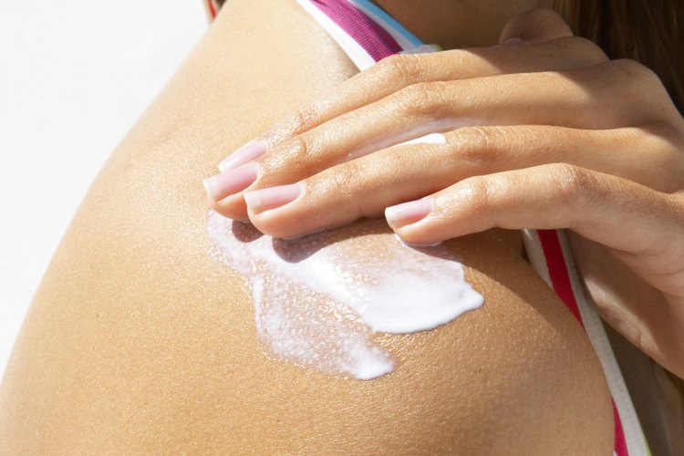 Siempre aplica un protector solar con protección de factor 30 cuando te expongas al sol.