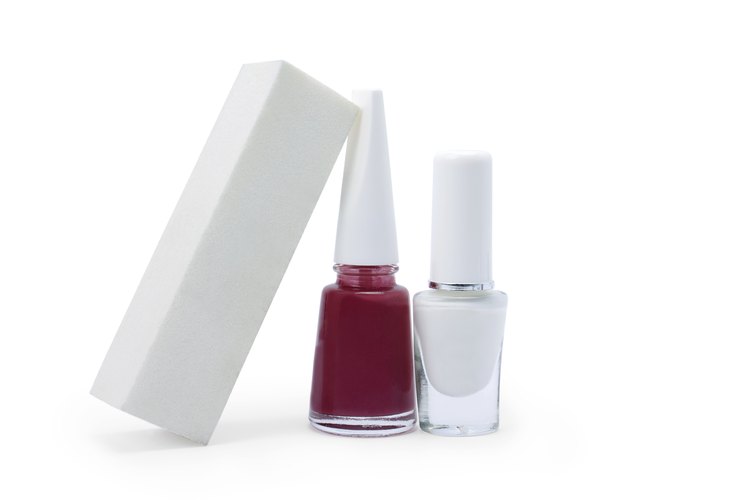 El gel ultravioleta se coloca sobre las uñas como si fuera un esmalte.
