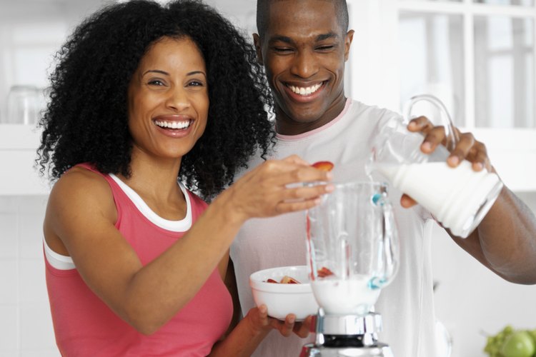 Haz un batido de proteínas en casa.