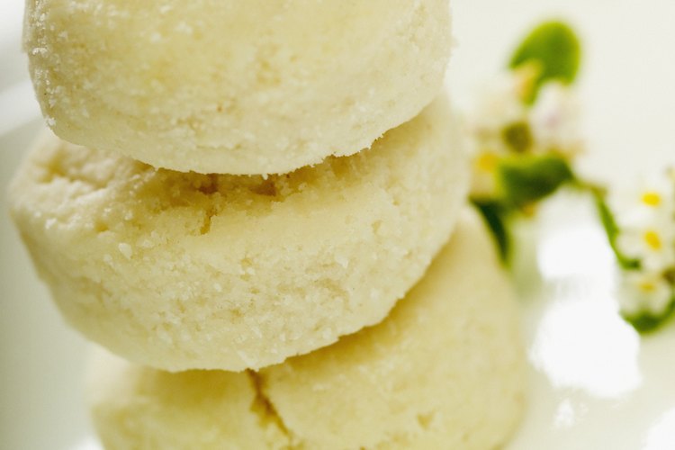 Usa una mezcla de suero de leche para panqueques para acortar el tiempo de preparación de las galletas.