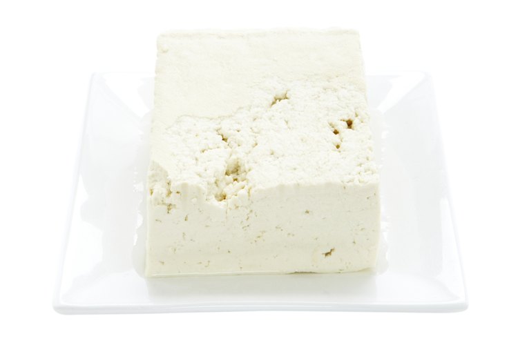 El tofu, o queso de soja prensado, puede ser horneado o salteado y agregado a platos.