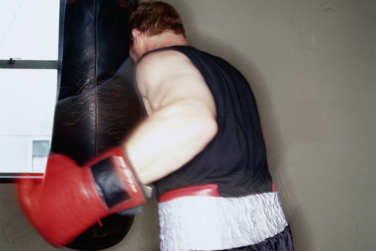 La bolsa de boxeo tradicional cuelga del techo a través de cadenas.