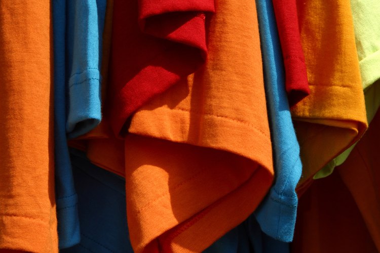 El algodón tiñe bien, generando colores vibrantes.