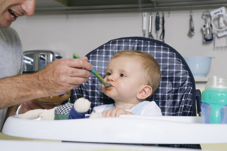La avena infantil es uno de los primeros alimentos que los bebés suelen comer.