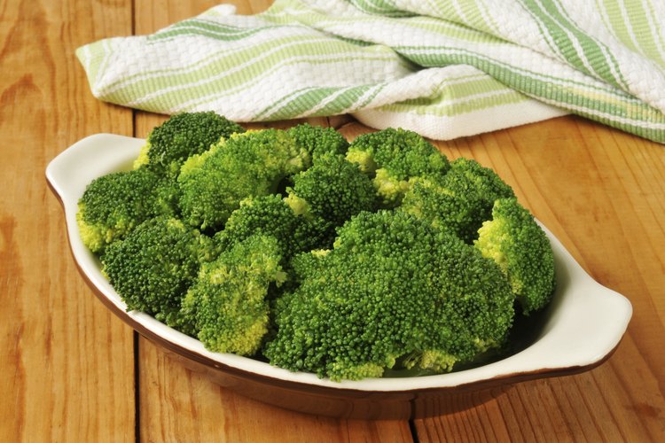 Plato de brócoli cocido