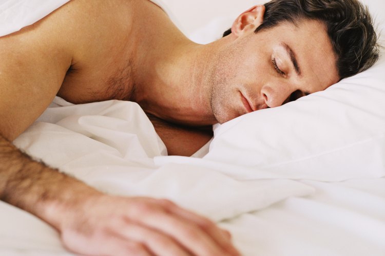 Dormir de lado puede mejorar tu respiración.