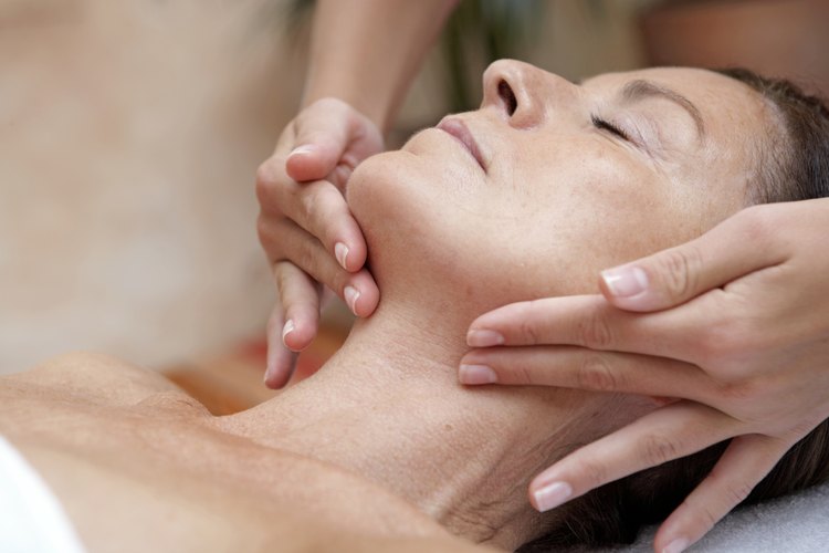 Calma la irritación después de un tratamiento de microdermoabrasión con humectantes que contengan ingredientes naturales y emolientes.
