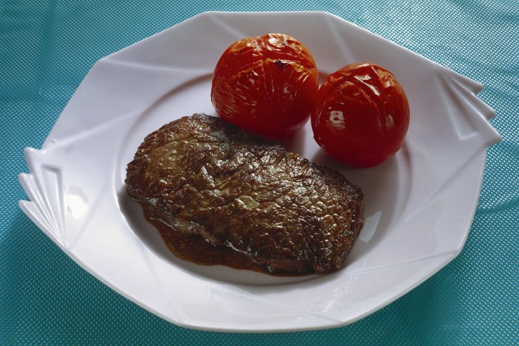 Una dieta alta en proteínas y baja en carbohidratos refinados, como la dieta Paleo, pueden ayudarte a perder peso.
