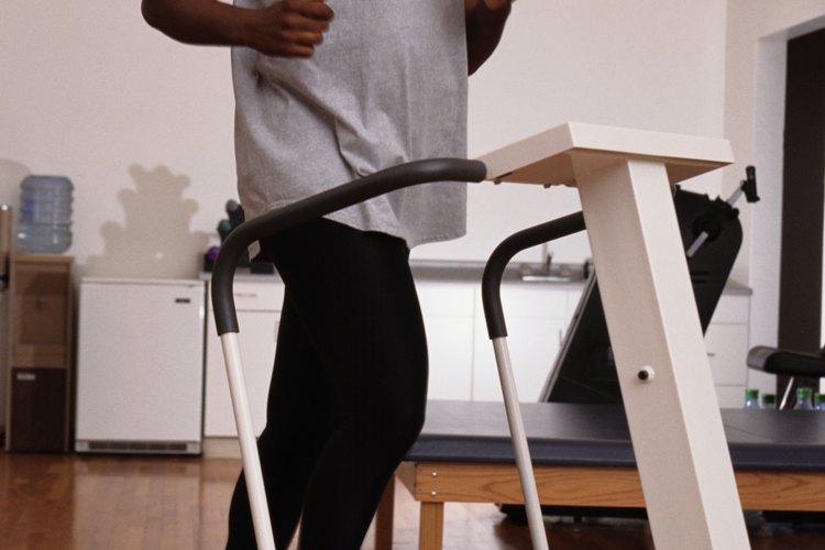 Súbete a la caminadora unas veces por semana para mantenerte en forma.